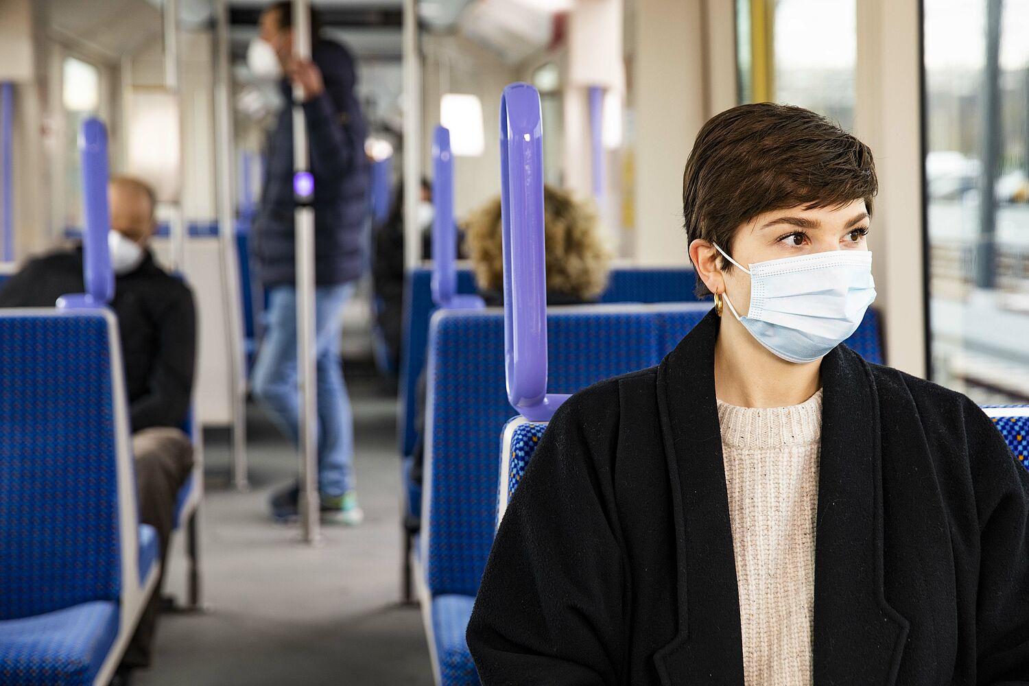 In Bus und Bahn besteht eine Pflicht zum Tragen einer medizinischen Maske. Neben OP-Masken können auch KN95/N95 oder FFP2-Masken (Bild) getragen werden.